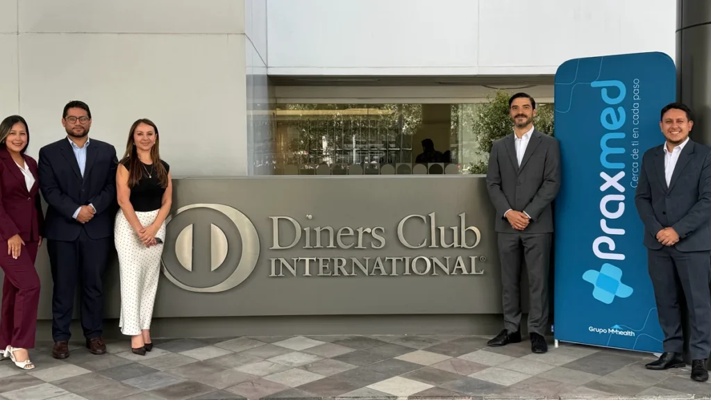 Representantes de Praxmed y Diners Club en la firma de la alianza