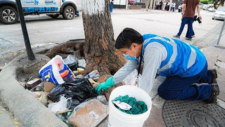 Personal técnico de la Prefectura del Guayas aplicando productos para control de plagas en Urdesa