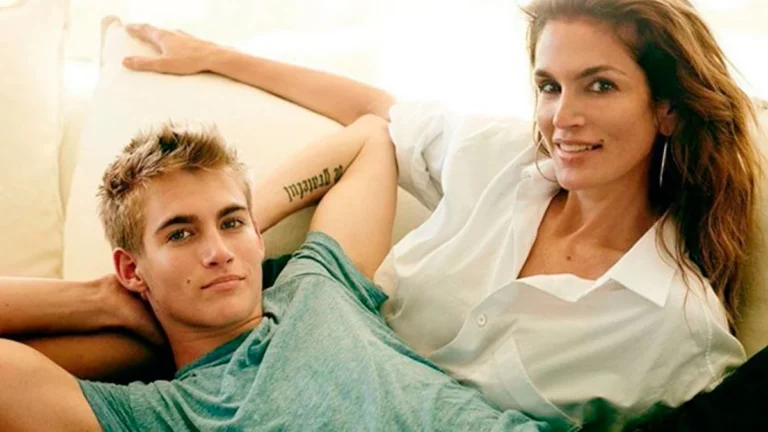 Presley Gerber posando en una alfombra roja en California