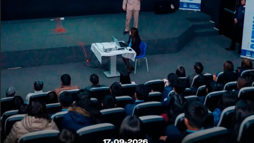 Asistentes al cine-foro sobre prevención del suicidio en Latacunga