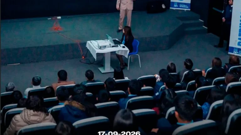 Asistentes al cine-foro sobre prevención del suicidio en Latacunga