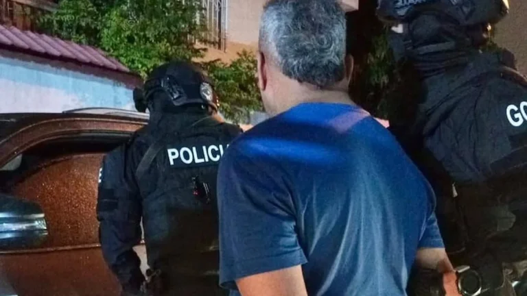 Traslado de sospechosos capturados en operativo contra red del CJNG en Ecuador