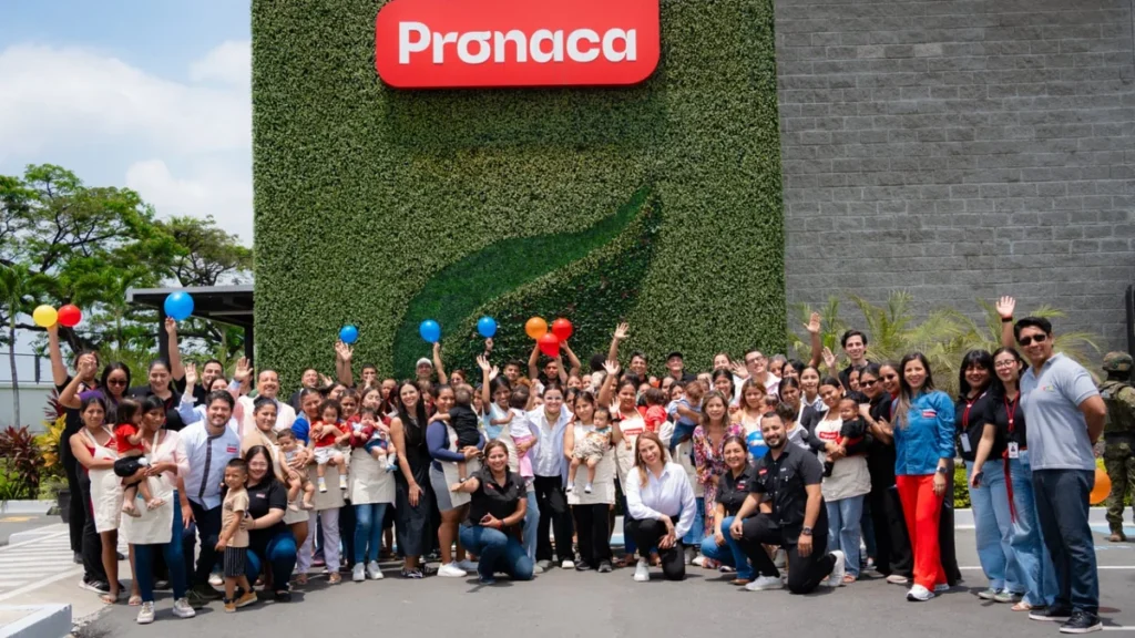 Madres participando en un taller de nutrición infantil de Pronaca y REDNI