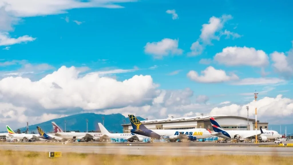 Terminal aérea y pista de aterrizaje comercial en Ecuador