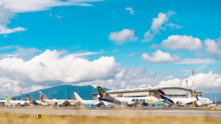 Terminal aérea y pista de aterrizaje comercial en Ecuador
