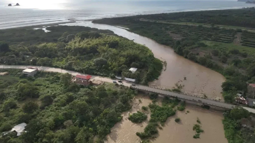 Calles anegadas y familias afectadas por inundaciones en Puerto López