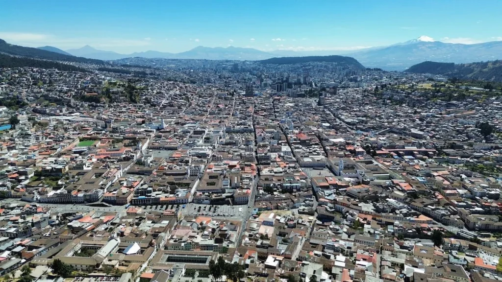 Cielo despejado en Quito durante un día con radiación ultravioleta extrema en Pichincha