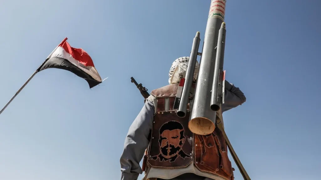 Milicianos rebeldes hutíes armados en desfile militar en Saná Yemen