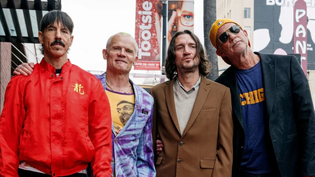 La banda estadounidense Red Hot Chili Peppers en concierto interpretando sus éxitos
