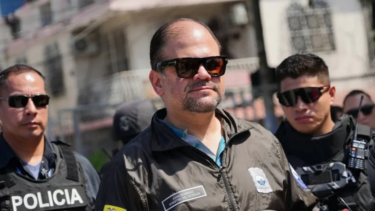 El ministro John Reimberg anuncia un operativo de seguridad tras iniciar el toque de queda en Ecuador