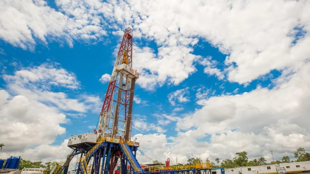 Infraestructura de bombeo en el campo petrolero Sacha en la Amazonía