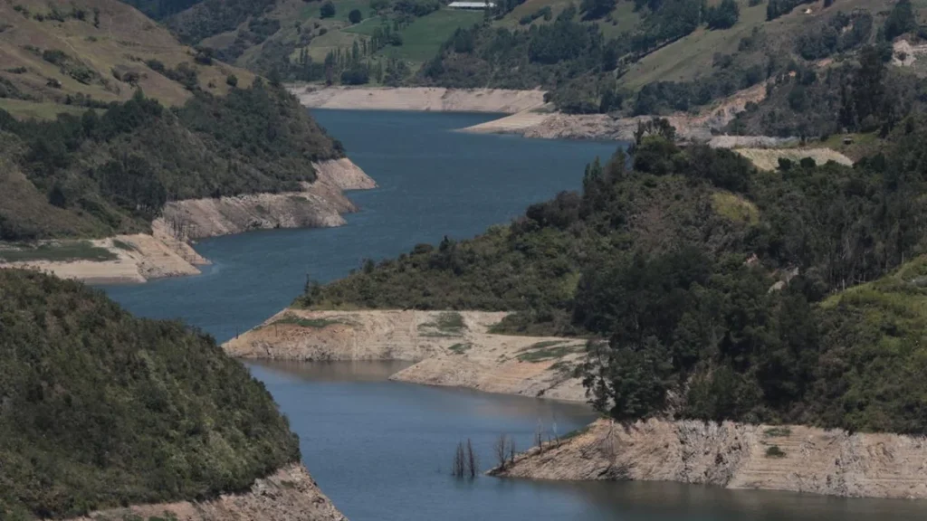 Monitoreo del caudal del rio Paute y la represa Mazar