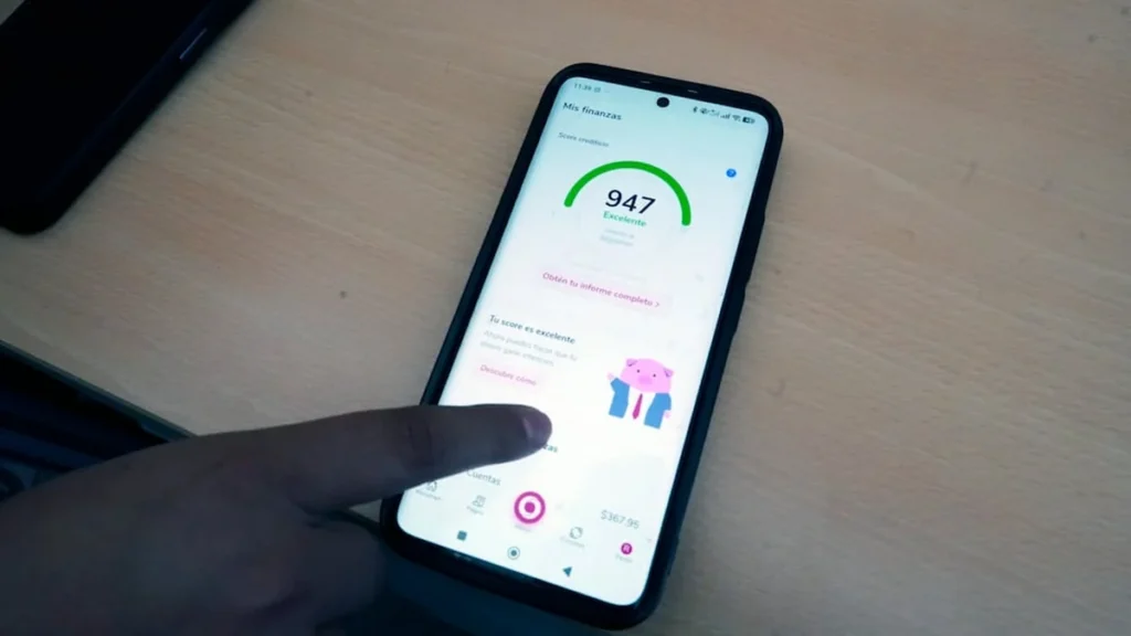 Persona revisando su historial financiero y score crediticio