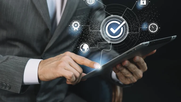 Especialista contable trabajando con plataformas digitales seguras