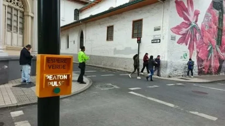 Botón peatonal instalado en un semáforo del centro de Loja