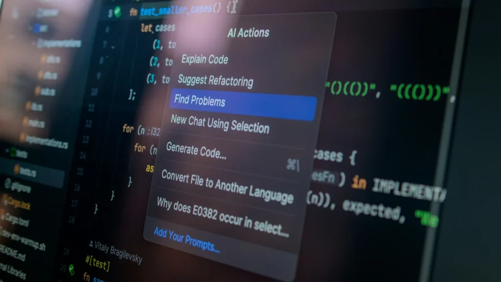 Fotografía referencial de una persona que ocupa una herramienta de inteligencia artificial para un trabajo
