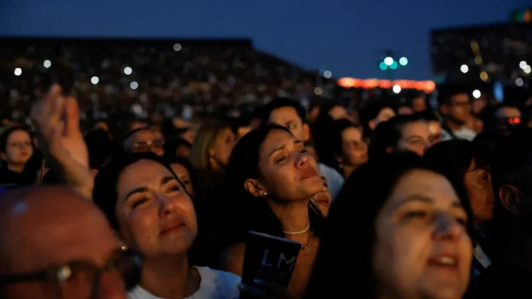 Shakira en concierto multitudinario en Madrid ante miles de fanáticos