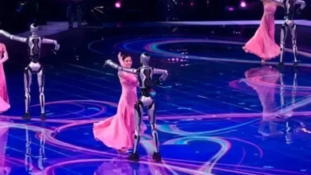 Robots humanoides bipedos bailando con artistas en escenario de Shanghai
