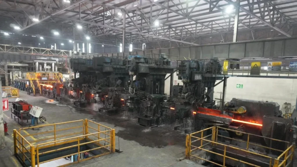 Planta industrial de la siderúrgica Adelca en Ecuador con sistemas de energía