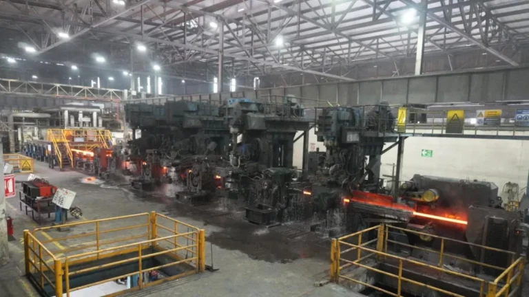 Planta industrial de la siderúrgica Adelca en Ecuador con sistemas de energía
