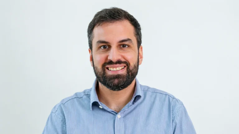 Emprendedores de startup tecnológica tras concretar ronda de inversión millonaria