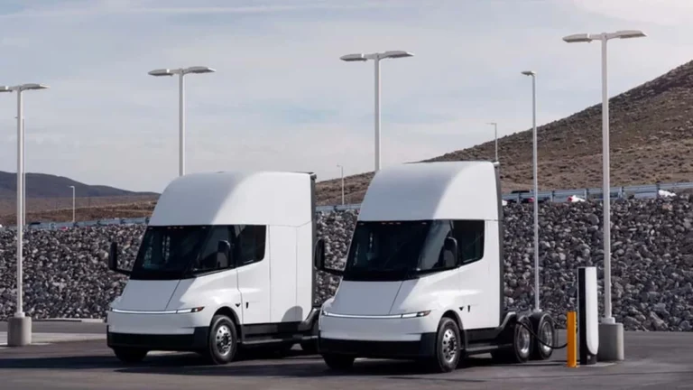 Cabina y chasis del camión eléctrico Tesla Semi en carretera europea