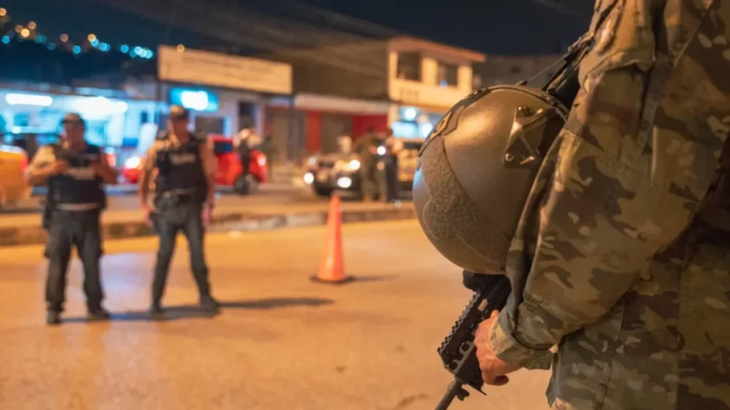 Calle vacía durante el toque de queda en Ecuador