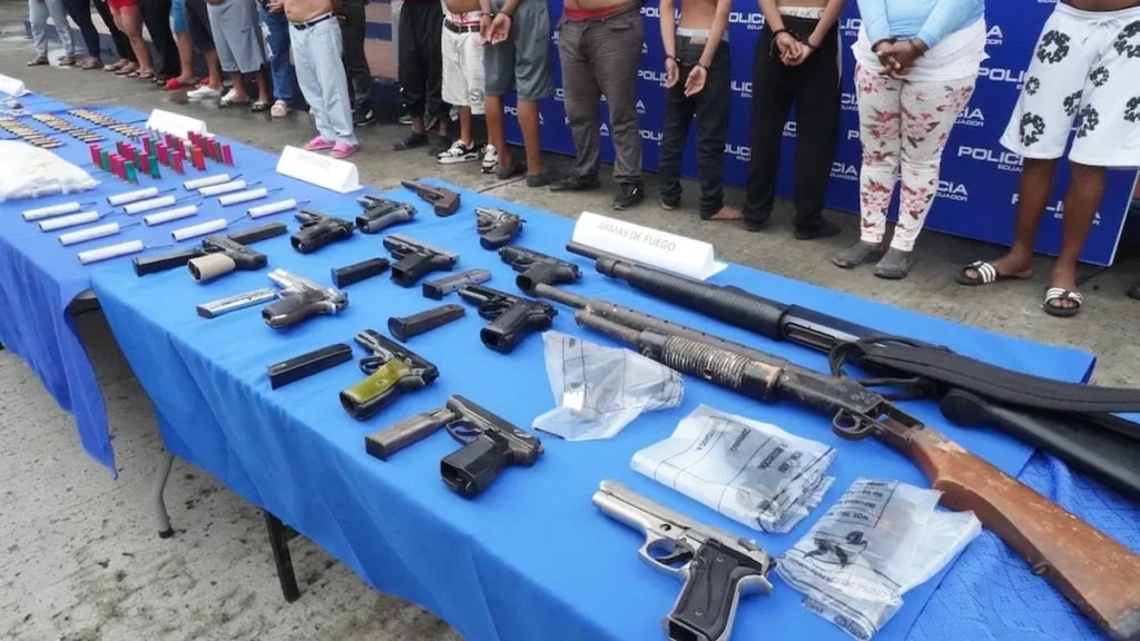 Policías y militares ejecutan controles nocturnos durante toque de queda