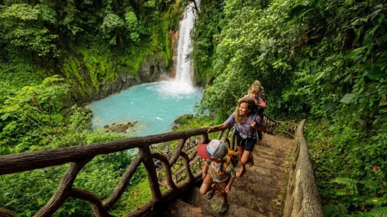 Viajeros disfrutando de atractivos del turismo en Centroamérica en playas de El Salvador