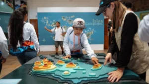 Jóvenes participando en actividades de la Academia Climática en Galápagos