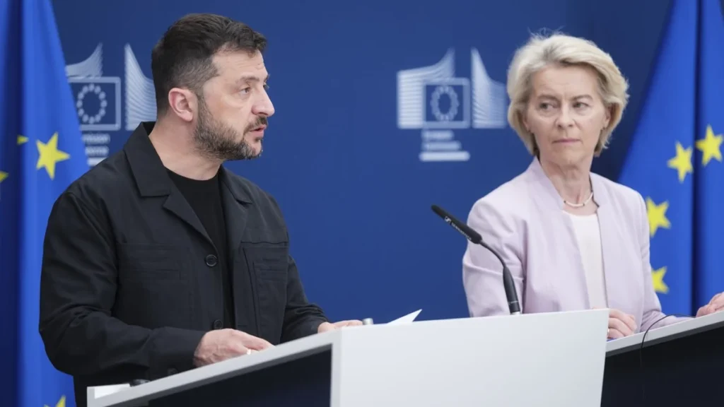 Edificio de la Comision Europea en Bruselas y banderas comunitarias