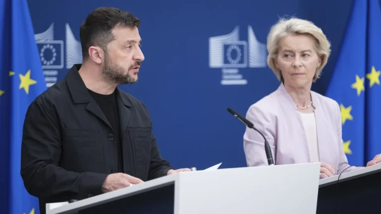 Edificio de la Comision Europea en Bruselas y banderas comunitarias