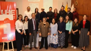 Directivos, docentes y estudiantes de la Universidad Hemisferios en la presentación del libro Salud mental y bienestar universitario