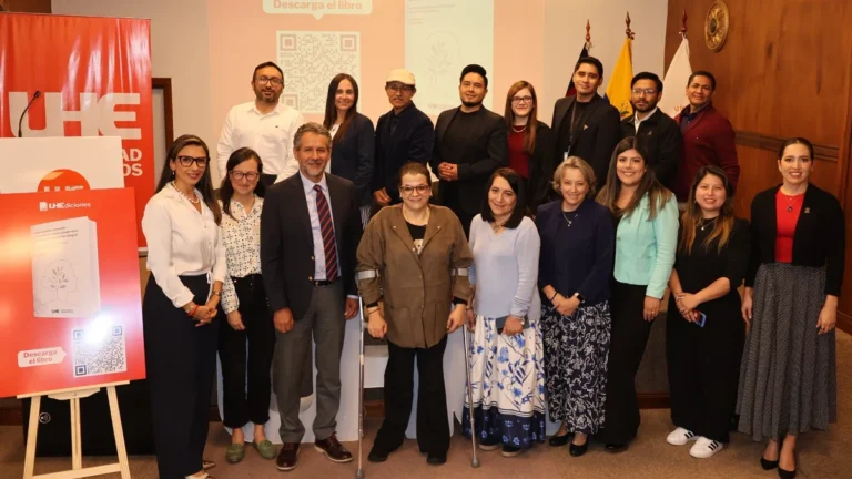 Directivos, docentes y estudiantes de la Universidad Hemisferios en la presentación del libro Salud mental y bienestar universitario