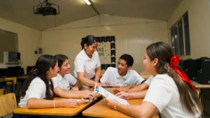 Docentes ecuatorianos reconocidos por el programa Escuela VAMOS de VVOB