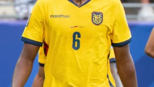 Willian Pacho con la camiseta de la selección de Ecuador en partido internacional