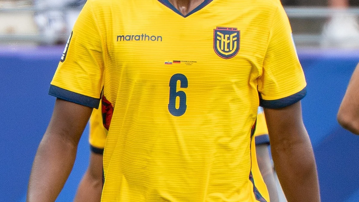 Willian Pacho con la camiseta de la selección de Ecuador en partido internacional