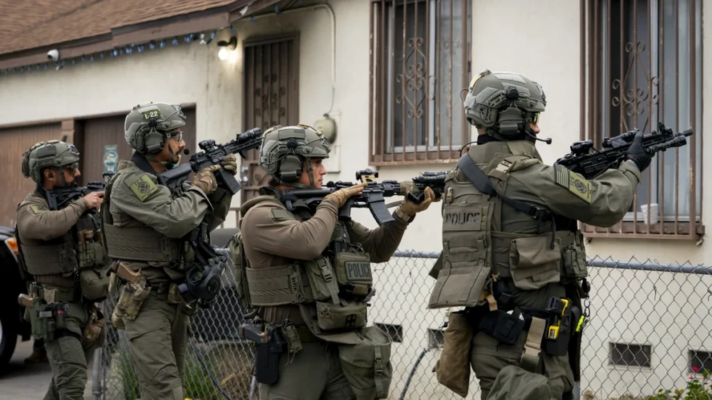 Agentes de inmigración y control de aduanas de Estados Unidos (ICE) durante un operativo