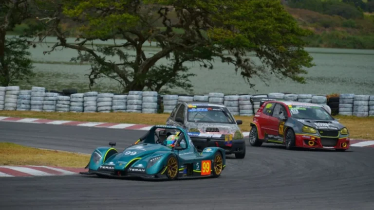 Coches de competición en el autódromo de Yahuarcocha en Ibarra