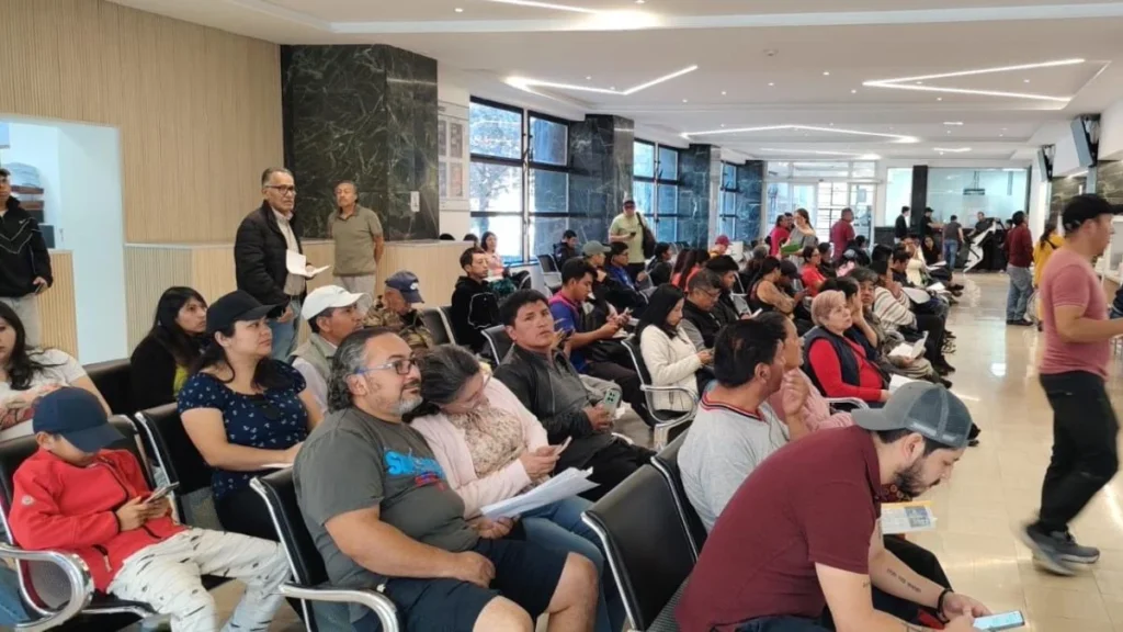 Oficinas del Instituto Ecuatoriano de Seguridad Social con afiliados realizando trámites laborales