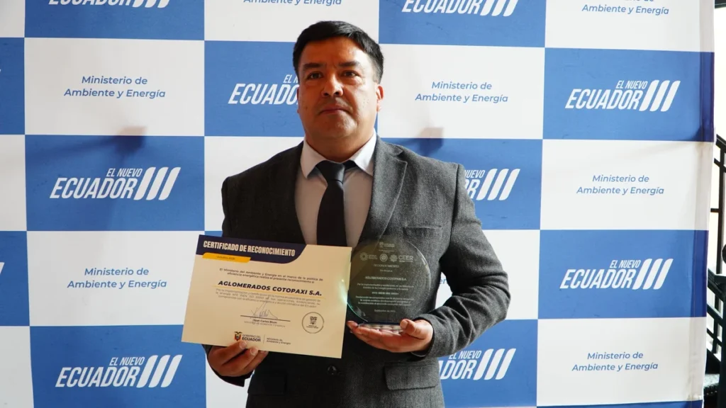 Entrega de la certificación ISO 50001 a Aglomerados Cotopaxi