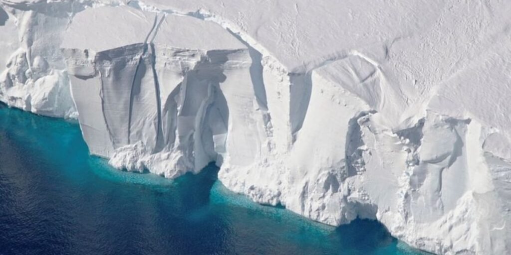 Científicos detectan una enorme polinia del tamaño de Portugal en el hielo de la Antártida