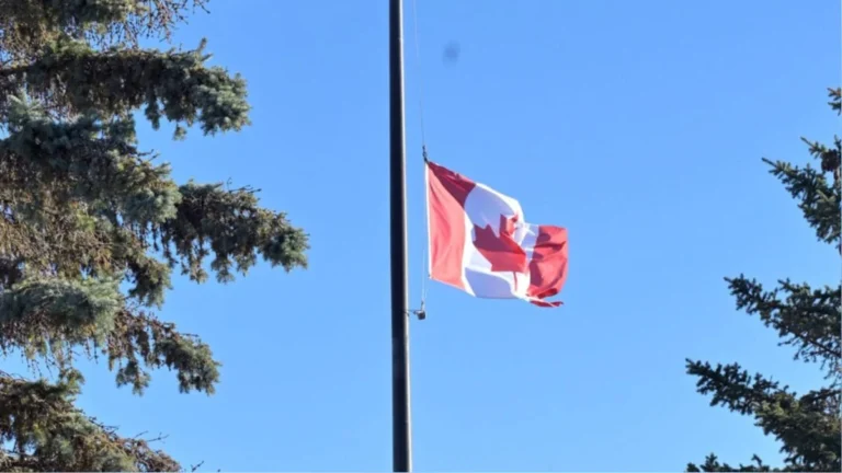 Edificio legislativo provincial de Alberta y bandera canadiense