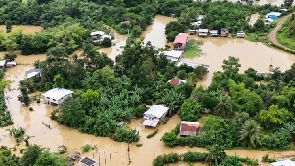 Alerta en Ecuador por desbordamiento de 11 fuentes hidricas tras lluvias