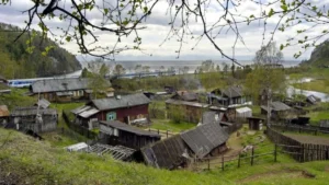 Paisaje de la región de Irkutsk cerca del lago Baikal en Siberia