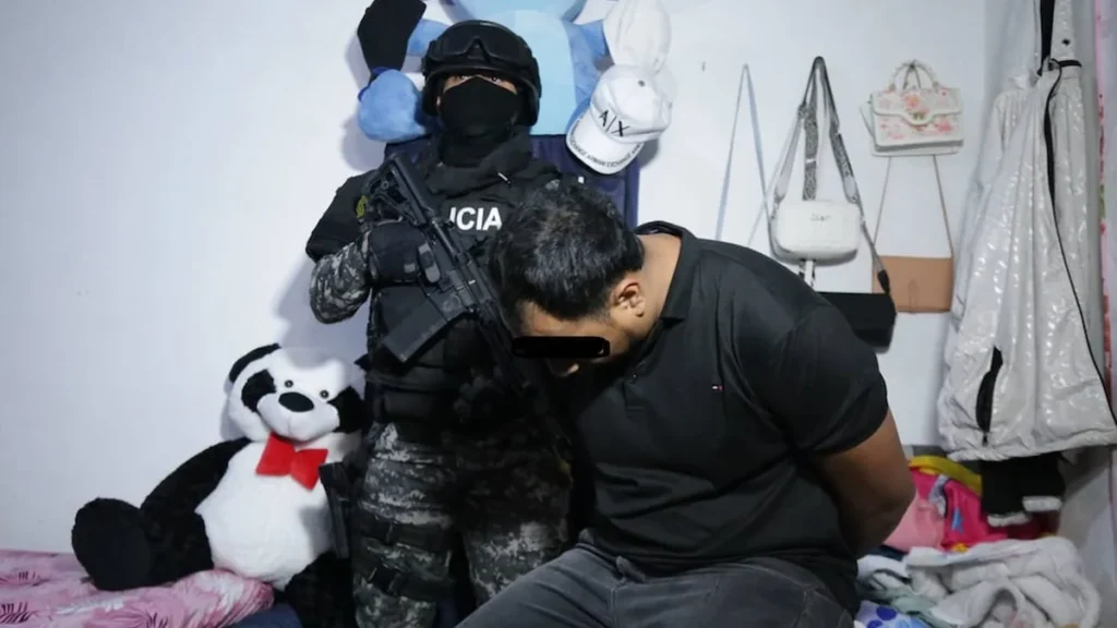Arturo Leonardo L. Q. alias Gordo Arturo bajo custodia policial tras su captura