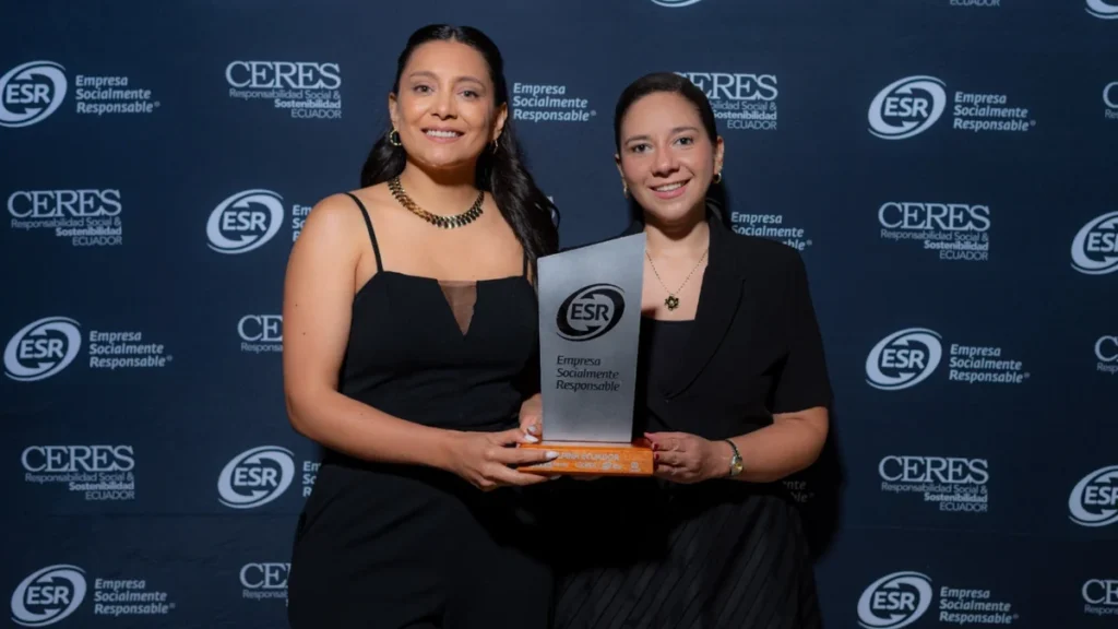 Ejecutivas de Alpina Ecuador recibiendo el Distintivo ESR