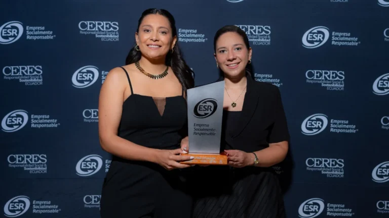 Ejecutivas de Alpina Ecuador recibiendo el Distintivo ESR