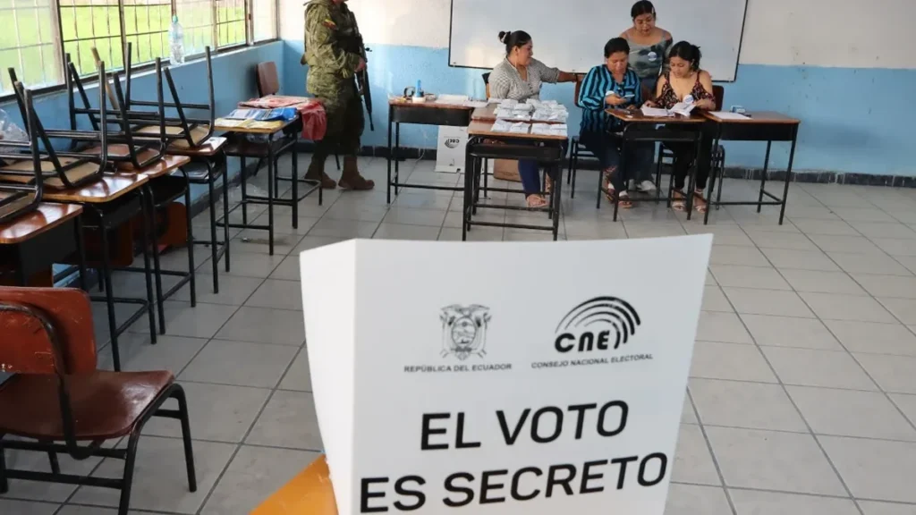 Ciudadanos observan paneles con listas de candidatos y papeletas de votación