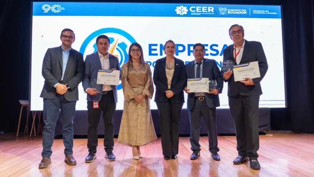 Directivos de Arca Continental durante el reconocimiento ministerial por ISO 50001